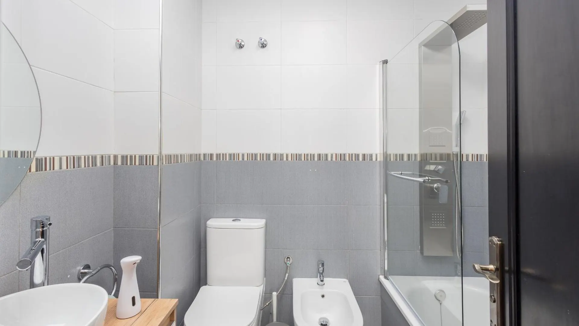 Luxury Workfriendly Far Ocean Views Home Vecindario  Lejlighed